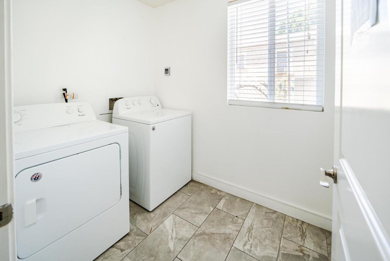 Spacious 5 Bedroom 3 Bath Modern Home By Downtown La With Parking Los Angeles Exterior photo